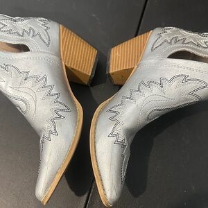 Jolimall Silver Ankle pointed toe Booties with Embroidered Design size 10